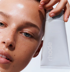 Model holding Barrier Butter